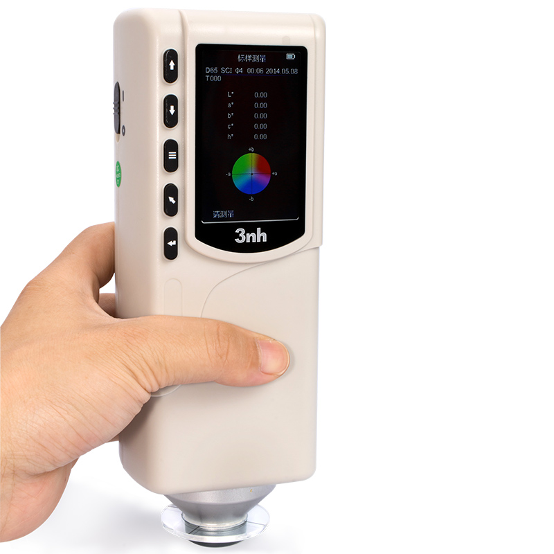 A person holding a portable colorimeter